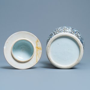 Un vase couvert en porcelaine de Chine en bleu et blanc surdécoré, Kangxi — photo 6