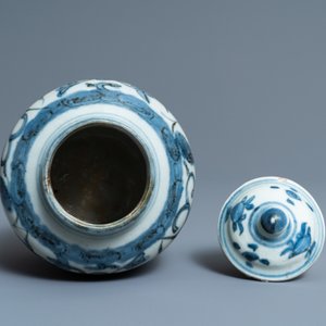 Un vase couvert en porcelaine de Chine en bleu et blanc, Wanli — photo 6