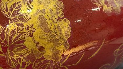 Un vase couvert en porcelaine de Chine en rouge de corail et un vase au décor doré sur fond sang de boeuf, 19/20ème — photo 5