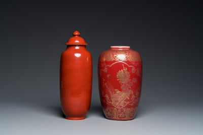 Un vase couvert en porcelaine de Chine en rouge de corail et un vase au décor doré sur fond sang de boeuf, 19/20ème