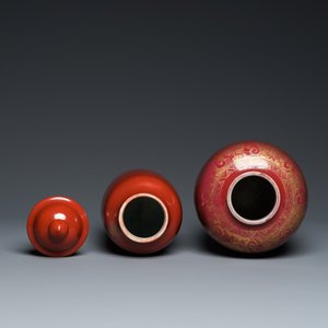Un vase couvert en porcelaine de Chine en rouge de corail et un vase au décor doré sur fond sang de boeuf, 19/20ème — photo 5