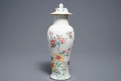 Un vase couvert en porcelaine de Chine famille rose à décor de papillons, Yongzheng