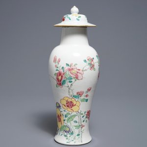 Un vase couvert en porcelaine de Chine famille rose à décor de papillons, Yongzheng — photo 1