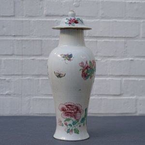 Un vase couvert en porcelaine de Chine famille rose à décor de papillons, Yongzheng — photo 12