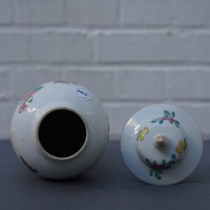 Un vase couvert en porcelaine de Chine famille rose à décor de papillons, Yongzheng — photo 13