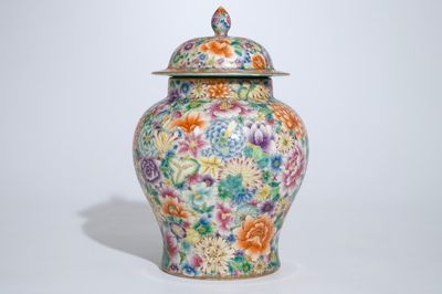 Un vase couvert en porcelaine de Chine famille rose à décor millefleurs, marque Qianlong, 20ème