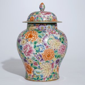Un vase couvert en porcelaine de Chine famille rose à décor millefleurs, marque Qianlong, 20ème — photo 2