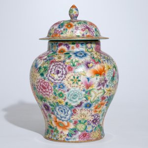 Un vase couvert en porcelaine de Chine famille rose à décor millefleurs, marque Qianlong, 20ème — photo 3