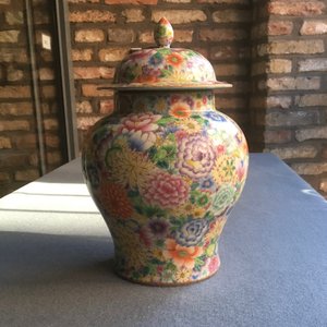 Un vase couvert en porcelaine de Chine famille rose à décor millefleurs, marque Qianlong, 20ème — photo 7