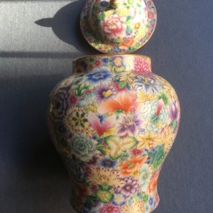 Un vase couvert en porcelaine de Chine famille rose à décor millefleurs, marque Qianlong, 20ème — photo 10
