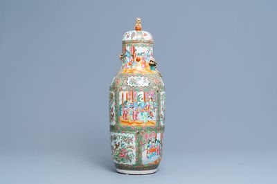 Un vase couvert en porcelaine de Chine famille rose de Canton, 19ème