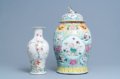 Un vase couvert en porcelaine de Chine famille rose et un vase à décor de pêches, 19/20ème