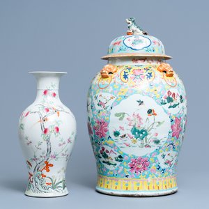 Un vase couvert en porcelaine de Chine famille rose et un vase à décor de pêches, 19/20ème — photo 1