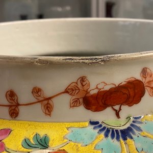 Un vase couvert en porcelaine de Chine famille rose et un vase à décor de pêches, 19/20ème — photo 20