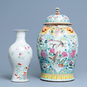 Un vase couvert en porcelaine de Chine famille rose et un vase à décor de pêches, 19/20ème — photo 2
