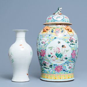 Un vase couvert en porcelaine de Chine famille rose et un vase à décor de pêches, 19/20ème — photo 3