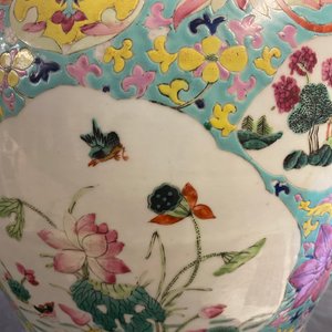 Un vase couvert en porcelaine de Chine famille rose et un vase à décor de pêches, 19/20ème — photo 38