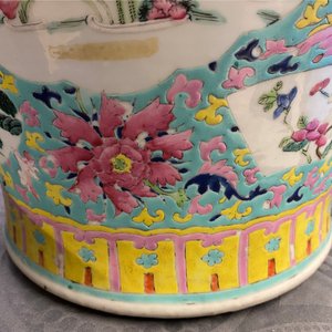 Un vase couvert en porcelaine de Chine famille rose et un vase à décor de pêches, 19/20ème — photo 40
