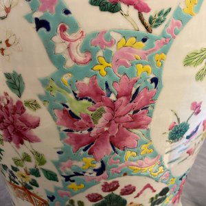 Un vase couvert en porcelaine de Chine famille rose et un vase à décor de pêches, 19/20ème — photo 44