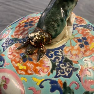 Un vase couvert en porcelaine de Chine famille rose et un vase à décor de pêches, 19/20ème — photo 7