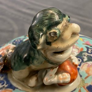Un vase couvert en porcelaine de Chine famille rose et un vase à décor de pêches, 19/20ème — photo 9