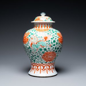 Un vase couvert en porcelaine de Chine famille verte à décor de lions bouddhistes, Kangxi — photo 1