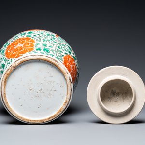 Un vase couvert en porcelaine de Chine famille verte à décor de lions bouddhistes, Kangxi — photo 6