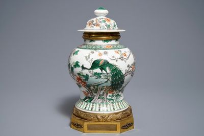Un vase couvert en porcelaine de Chine famille verte à monture en bronze doré, 19ème