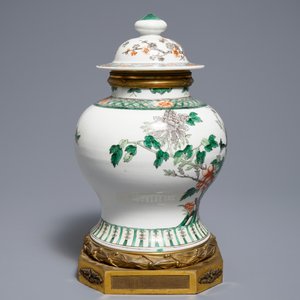 Un vase couvert en porcelaine de Chine famille verte à monture en bronze doré, 19ème — photo 2