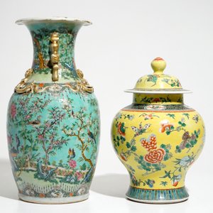 Un vase couvert en porcelaine de Chine famille verte et un vase de Canton à fond turquoise, 19/20ème — photo 2