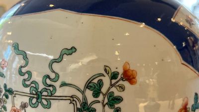 Un vase couvert en porcelaine de Chine famille verte et un vase de forme rouleau en émaux cloisonnés, 19ème — photo 11