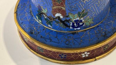 Un vase couvert en porcelaine de Chine famille verte et un vase de forme rouleau en émaux cloisonnés, 19ème — photo 3