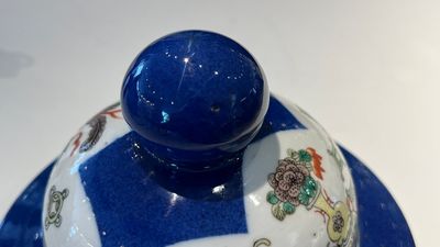 Un vase couvert en porcelaine de Chine famille verte et un vase de forme rouleau en émaux cloisonnés, 19ème — photo 6