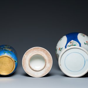Un vase couvert en porcelaine de Chine famille verte et un vase de forme rouleau en émaux cloisonnés, 19ème — photo 6