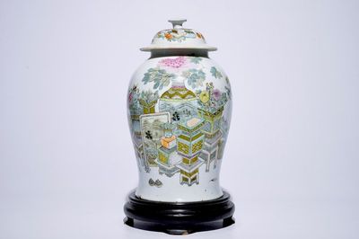 Un vase couvert en porcelaine de Chine qianjiang cai à décor des "100 antiquités", 19/20ème