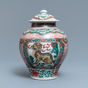 Un vase couvert en porcelaine de Chine wucai à décor d'animaux mythiques, époque Transition — photo 1