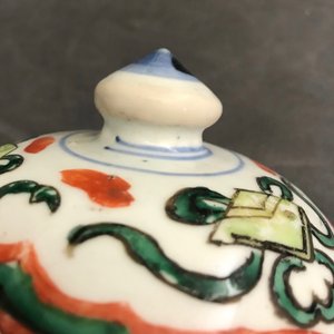 Un vase couvert en porcelaine de Chine wucai à décor d'animaux mythiques, époque Transition — photo 10