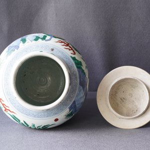 Un vase couvert en porcelaine de Chine wucai à décor d'animaux mythiques, époque Transition — photo 11