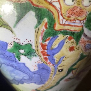 Un vase couvert en porcelaine de Chine wucai à décor d'animaux mythiques, époque Transition — photo 17