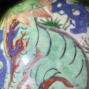 Un vase couvert en porcelaine de Chine wucai à décor d'animaux mythiques, époque Transition — photo 30