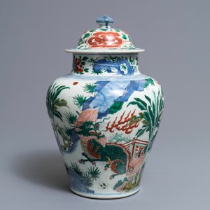 Un vase couvert en porcelaine de Chine wucai à décor d'animaux mythiques, époque Transition — photo 2