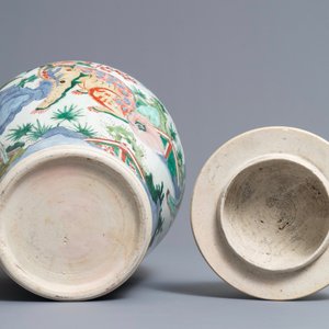 Un vase couvert en porcelaine de Chine wucai à décor d'animaux mythiques, époque Transition — photo 6