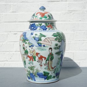 Un vase couvert en porcelaine de Chine wucai à décor de figures dans un paysage, époque Transition — photo 11