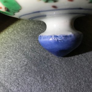 Un vase couvert en porcelaine de Chine wucai à décor de figures dans un paysage, époque Transition — photo 26
