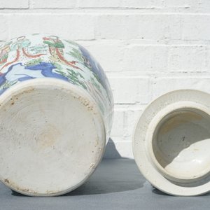 Un vase couvert en porcelaine de Chine wucai à décor de figures dans un paysage, époque Transition — photo 7