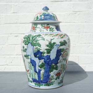 Un vase couvert en porcelaine de Chine wucai à décor de figures dans un paysage, époque Transition — photo 10