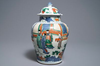 Un vase couvert en porcelaine de Chine wucai à décor de figures, époque Transition