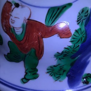 Un vase couvert en porcelaine de Chine wucai à décor de figures, époque Transition — photo 16
