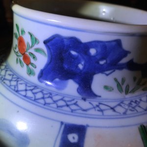 Un vase couvert en porcelaine de Chine wucai à décor de figures, époque Transition — photo 19