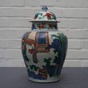Un vase couvert en porcelaine de Chine wucai à décor de figures, époque Transition — photo 8